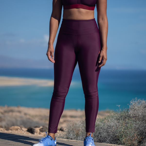 Tragensicht einer Leggings in Berry