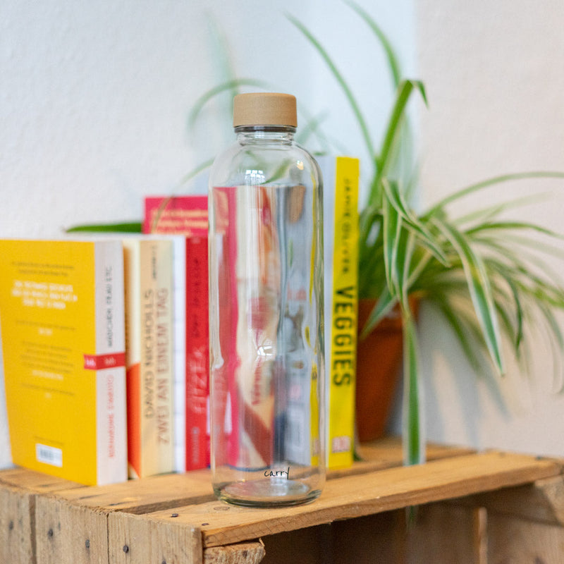 Pure CARRY Glasflasche mit schlichtem Logodruck fuer Zuhause und Unterwegs