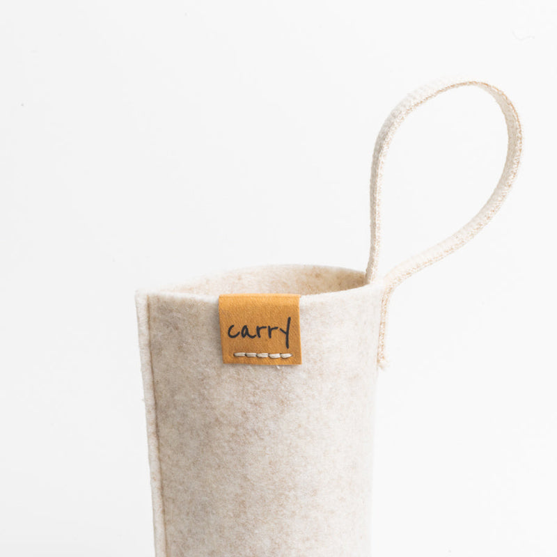 Naht und Logo an der CARRY Schutzhülle in beige aus einem Filz aus recyceltem PET