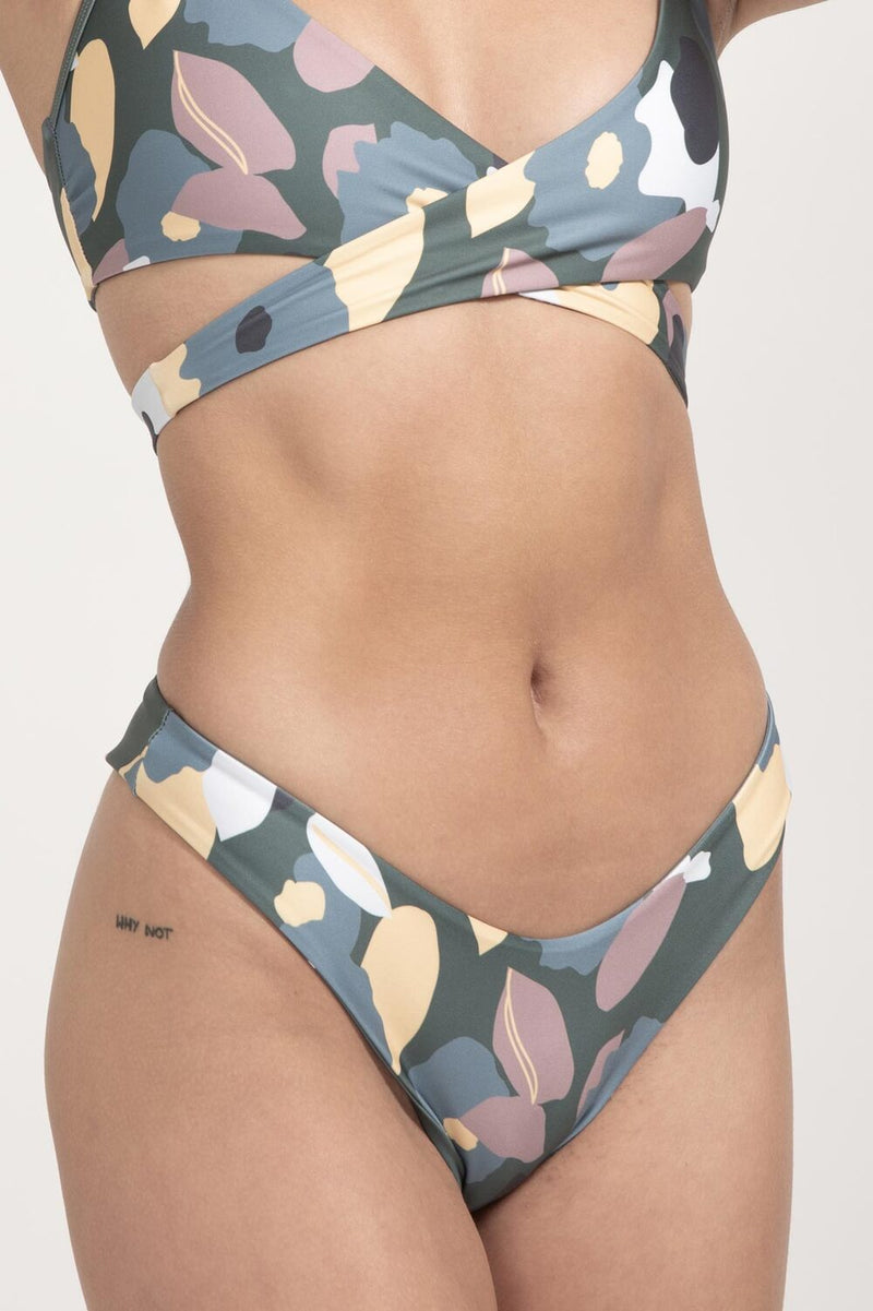 Arpoador Bikini Bottom Reversible in Green Wildflower / Daisy